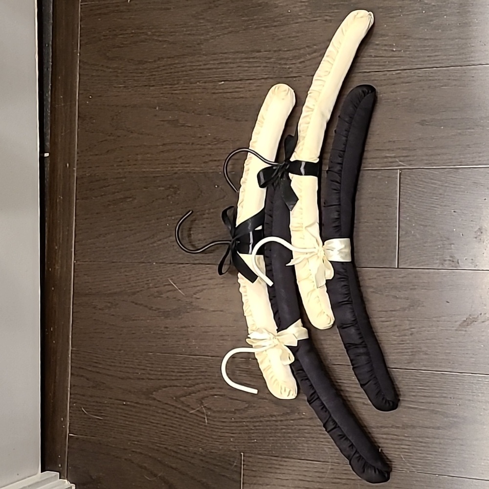 EUC Vintage foam hangers (set of 4) - Picture 2 of 6